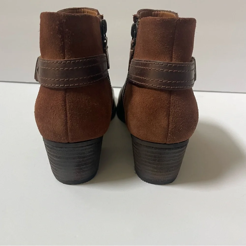 Clarks Maypearl Lilac Dark Tan Cushion Footbed Booties Sz 8.5